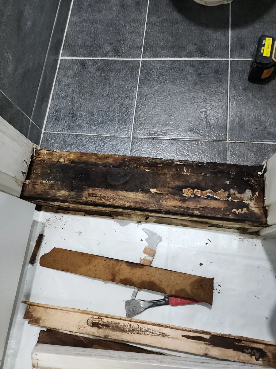문지방 — 윗판을 걷어내자 드러난 검게 삭은 나무