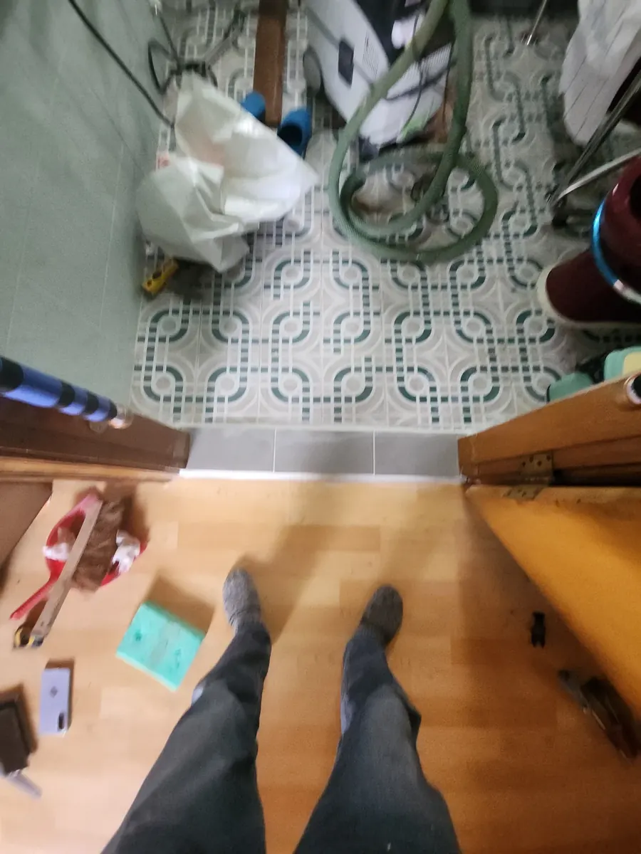 욕실 문지방 타일 — 낮춘 자리에 붙인 회색 타일