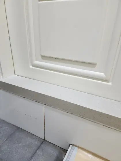 문턱 수리 — 점무늬 새 판을 올린 욕실 문지방