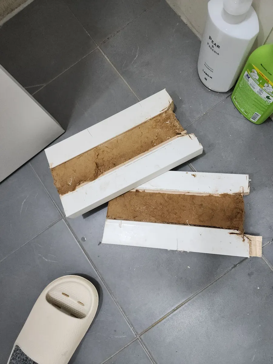 문지방 필름 — 떼어 낸 문지방 윗판 두 조각